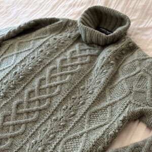 Cozy Cable Knit Cashmere Turtleneck Sweater - Light Olive
